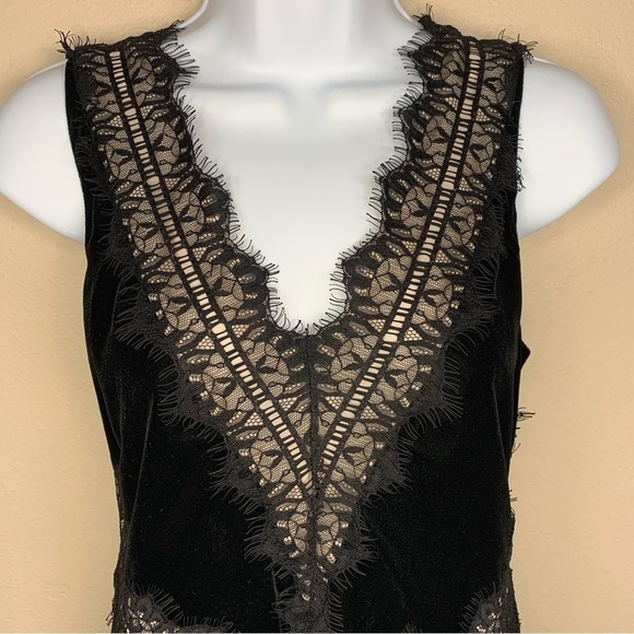 Elegant Black Lace Dress - Picture 4 of 9